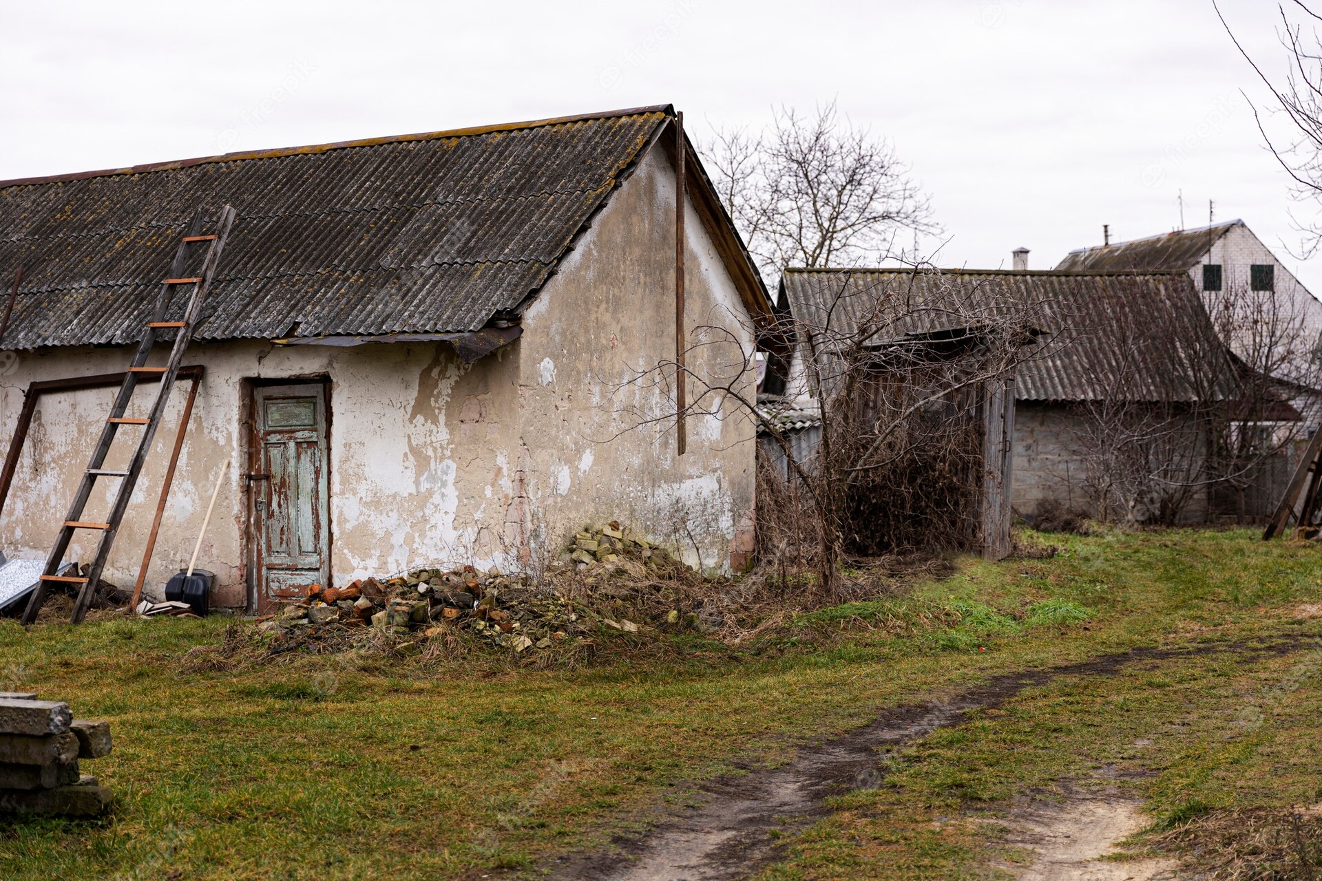 view-abandoned-decaying-house-nature_23-2150166589