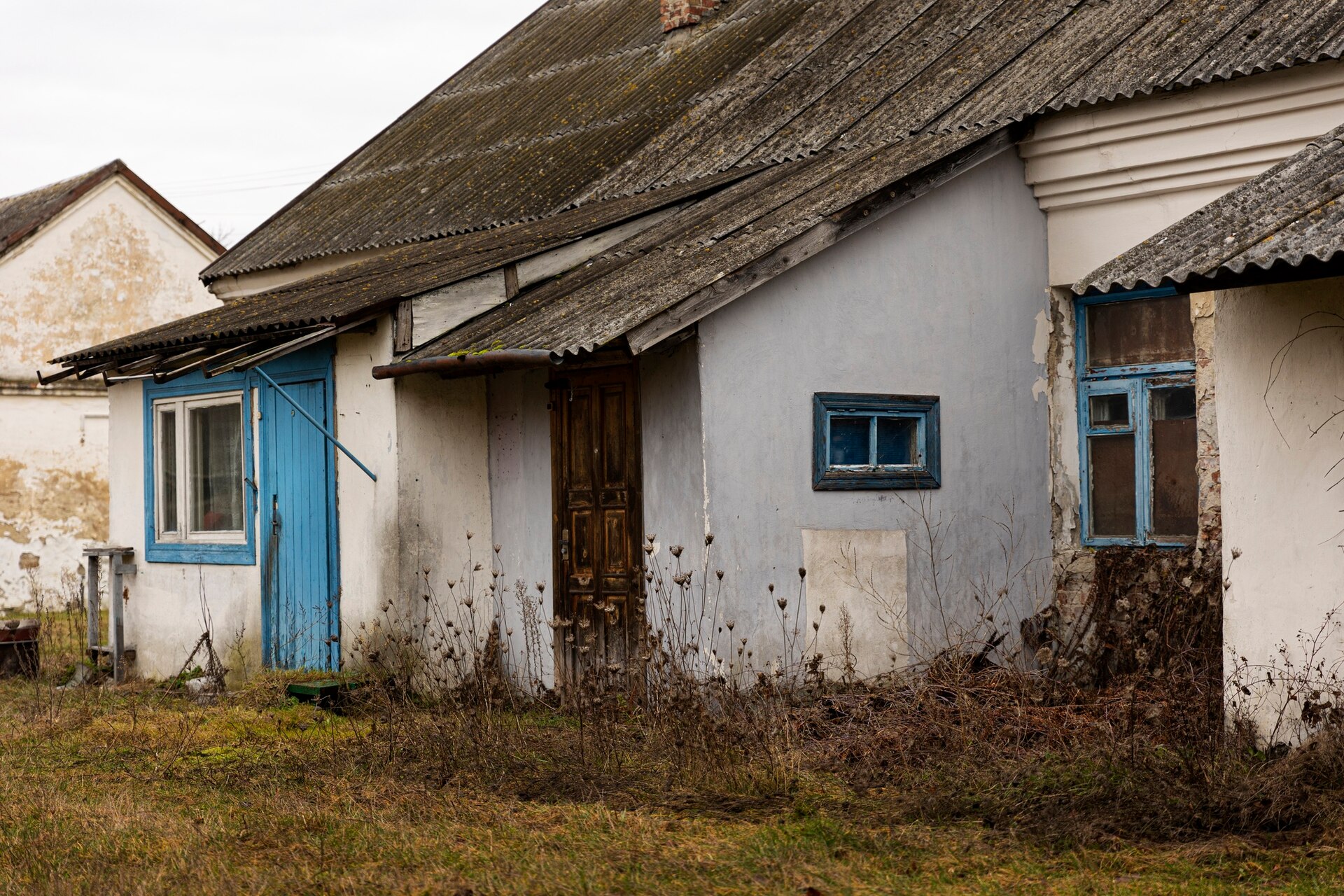 view-deserted-decaying-house-nature_23-2150166623