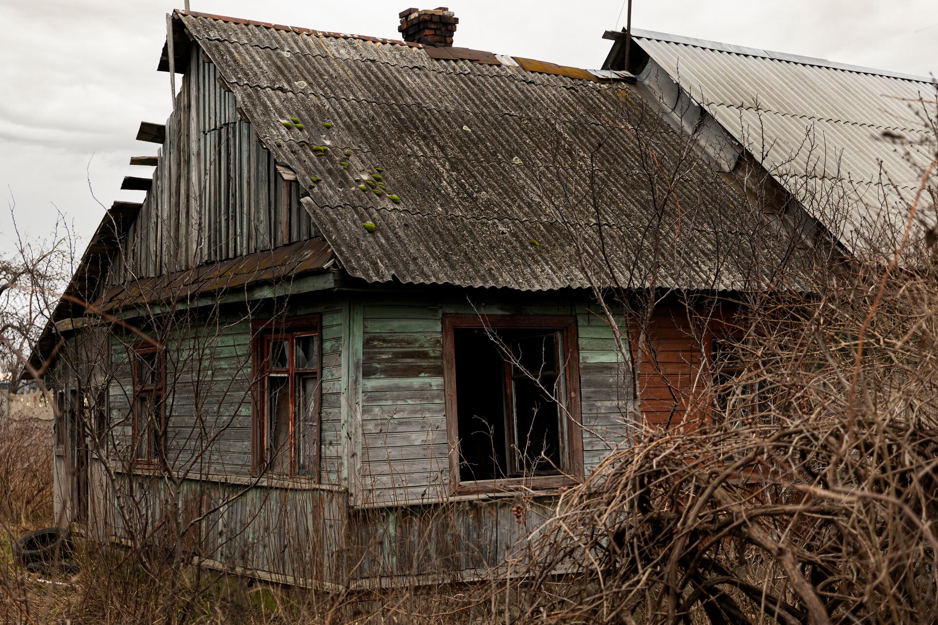 view-deserted-decaying-house-nature_23-2150166651